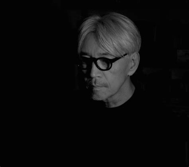 坂本龍一の眼鏡に隠された美学と知性の物語